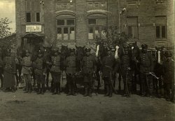 Pododdział konny przed sądem przy ul. Brzeskiej 1920 r.