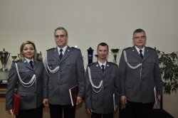zwyciezcy plebiscytu wraz z Komendantem Miejskim Policji w Białej Podlaskiej
