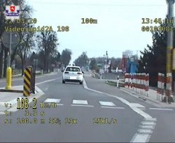 zdjęcie z videorejestratora na którym widać samochód przekraczający prędkość