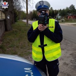 policjantka Wydziału Ruchu Drogowego wykonująca pomiar prędkości