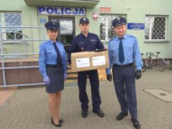 przekazanie maseczek przez funkcjonariuszy Zakładu Karnego na ręce Zastępcy Komendanta Miejskiego Policji w Białej Podlaskiej