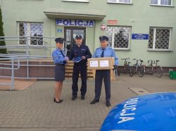 funkcjonariusze Służby Więziennej przekazują maseczki Zastępcy Komendanta Miejskiego Policji w Białej Podlaskiej
