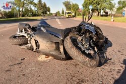 uszkodzony motocykl leżący na ulicy