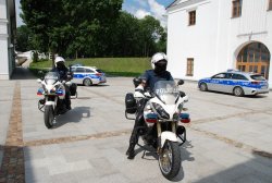 Policjanci Wydziału Ruchu Drogowego jadący motocyklami