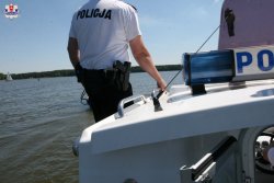 policjant stoi na łódce