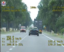 zdjęcie z videorejestratora z widocznym samochodem, który przekroczył dozwoloną prędkość