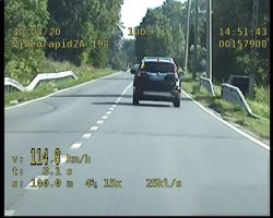 zdjęcie z videorejestratora samochodu przekraczającego prędkość wraz z oznaczeniem prędkości