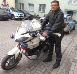 aspirant sztabowy Janusz Prokopiuk stoi przy motocyklu