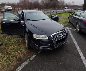samochód marki Audi stojący na parkingu