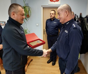 Komendant Miejski gratuluje Jubilatowi.