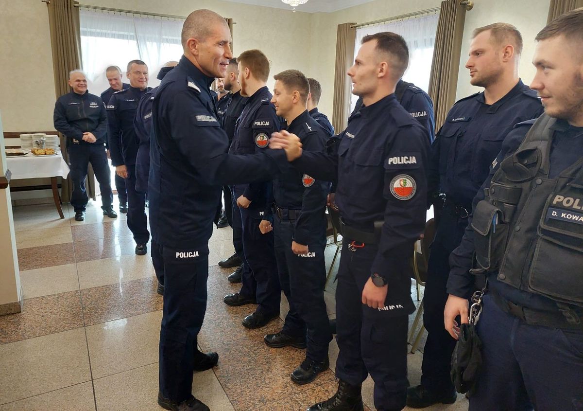 policjanci podczas spotkania